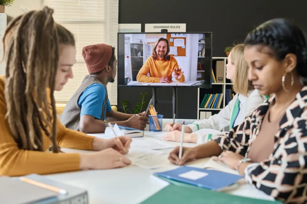 A guide to hybrid learning in the workplace